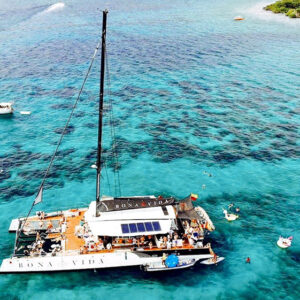 Catamaran Bona vidb navegando sobre aguas cristalinas
