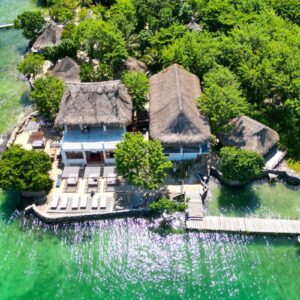 Vista aérea de la exuberante y privada Isla del Pirata, el destino del Tour Premium Isla del Pirata solo para adultos en el Archipiélago de las Islas del Rosario.