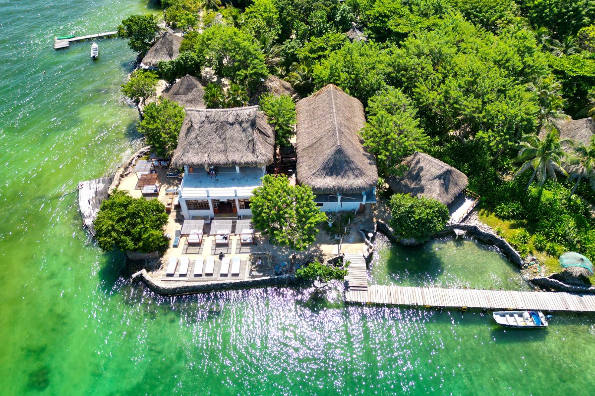 Vista aérea de la exuberante y privada Isla del Pirata, el destino del Tour Premium Isla del Pirata solo para adultos en el Archipiélago de las Islas del Rosario.